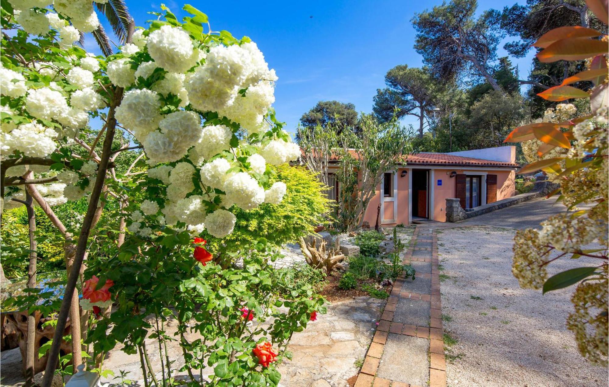 Awesome Home In Lussingrande Esterno foto